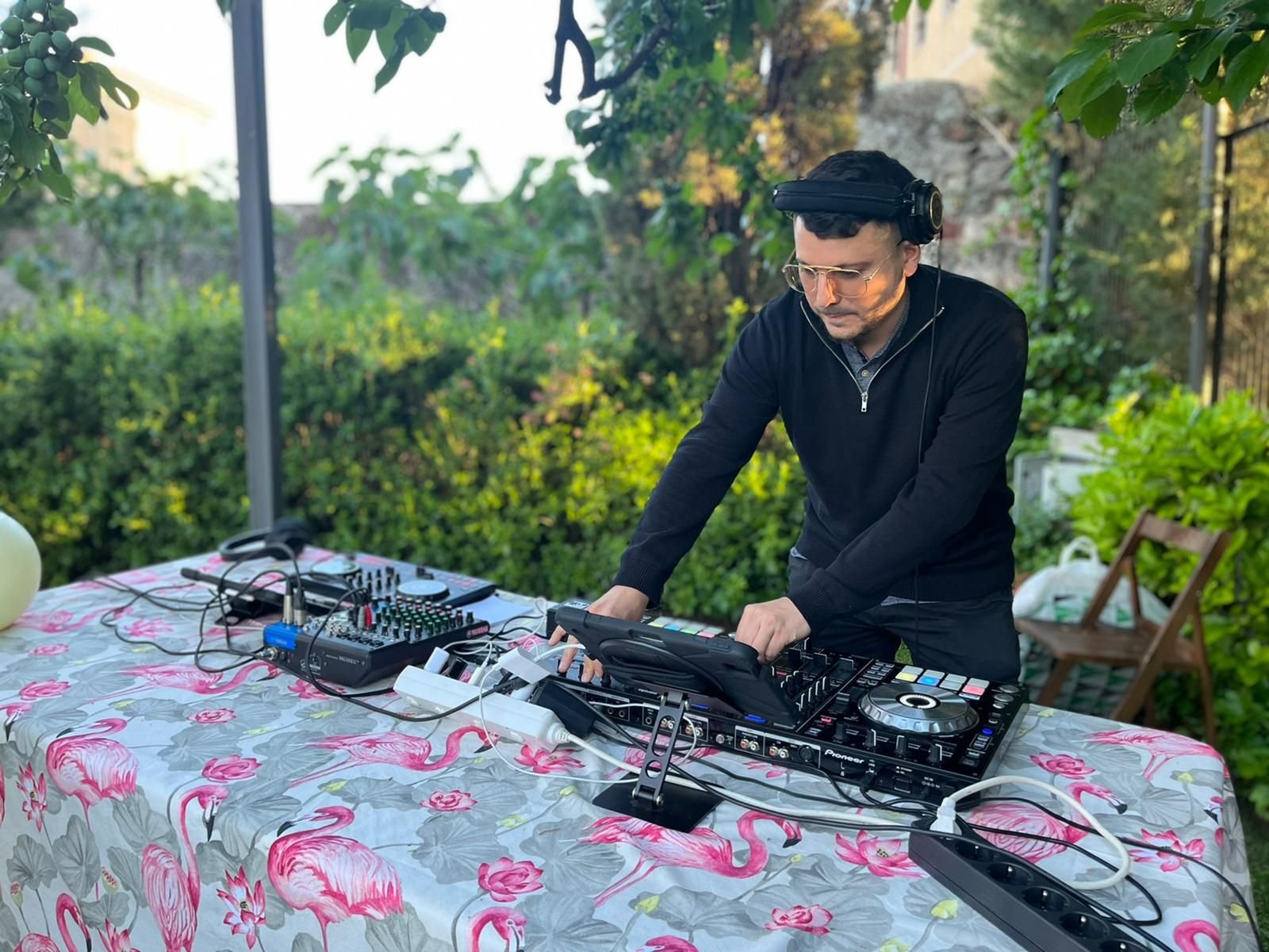 Javi pinchando al aire libre en una fiesta en un jardín
