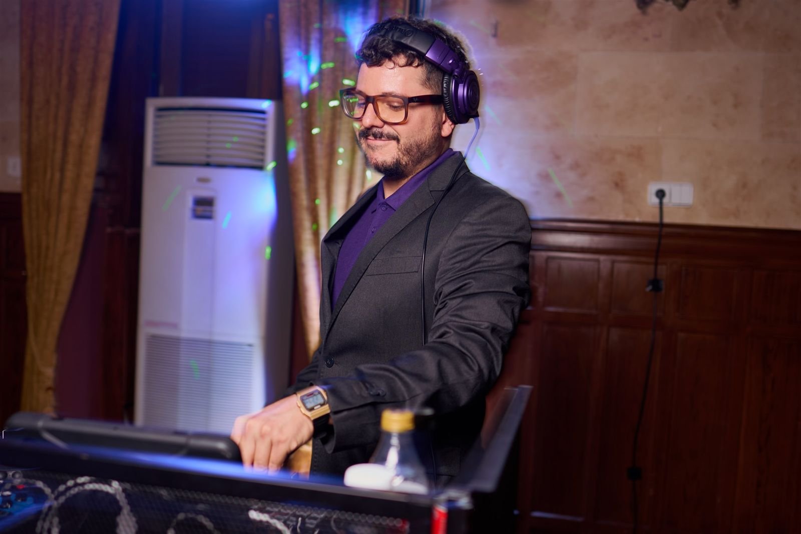 Javi, DJ de Masstesia, pinchando en una boda con traje y cascos