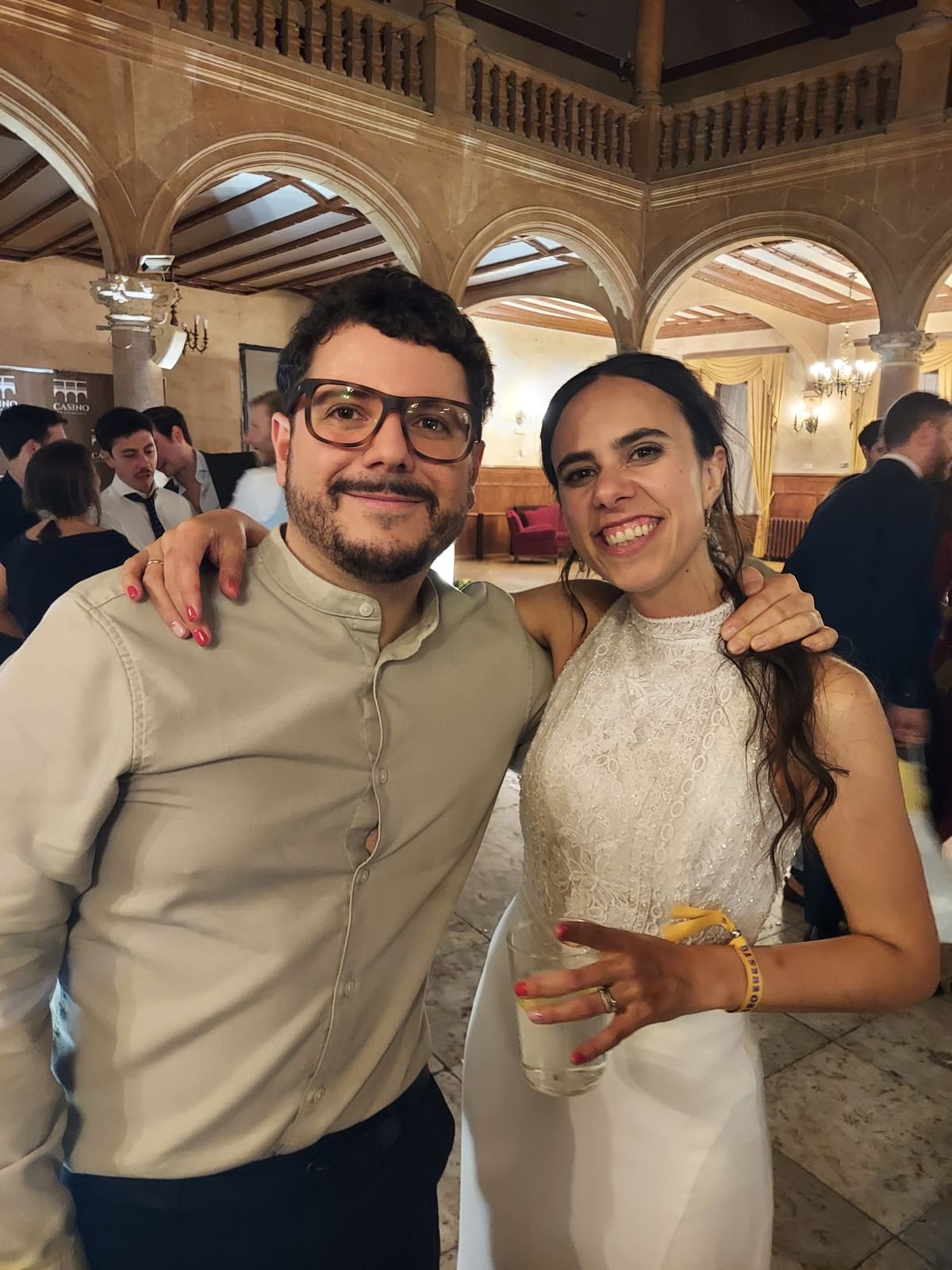 Javi con una novia en un patio de columnas durante la fiesta