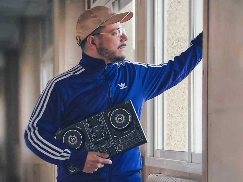Retrato de Javi con una controladora de DJ bajo el brazo